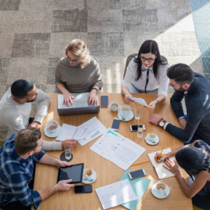 Réunion d'un groupe de personnes pour travailler ensemble