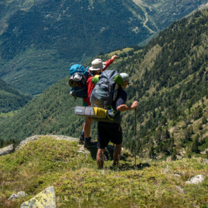 Deux randonneurs en montagne